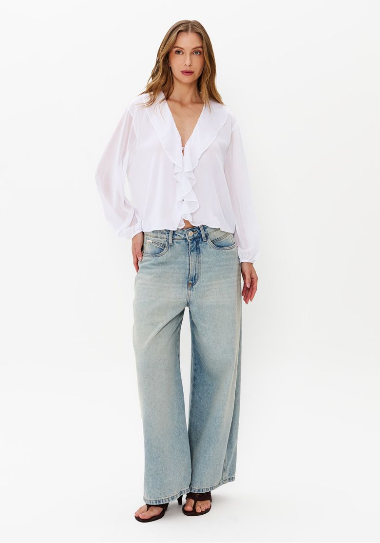 Look-completo-com-blusa-branca-feminina-de-babados-e-manga-longa-combinada-com-calca-jeans-ampla-clara