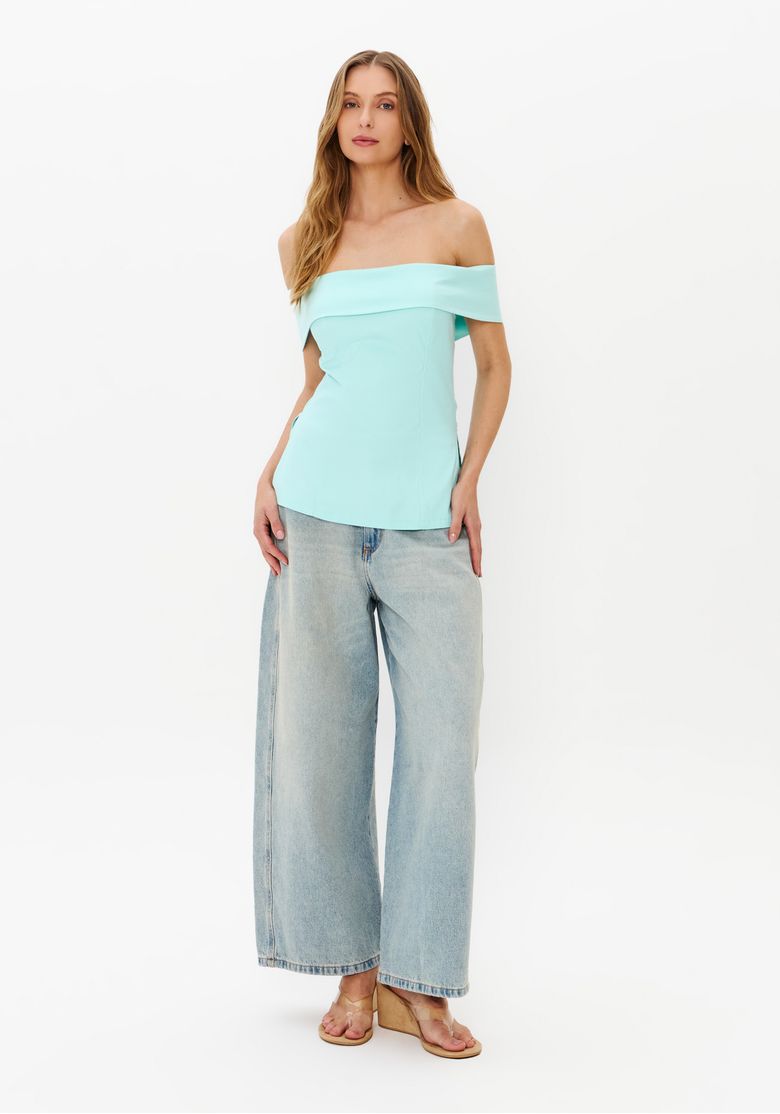 Blusa-feminina-azul-ombro-a-ombro-ajustada-com-calca-jeans-ampla-look-completo-frontal