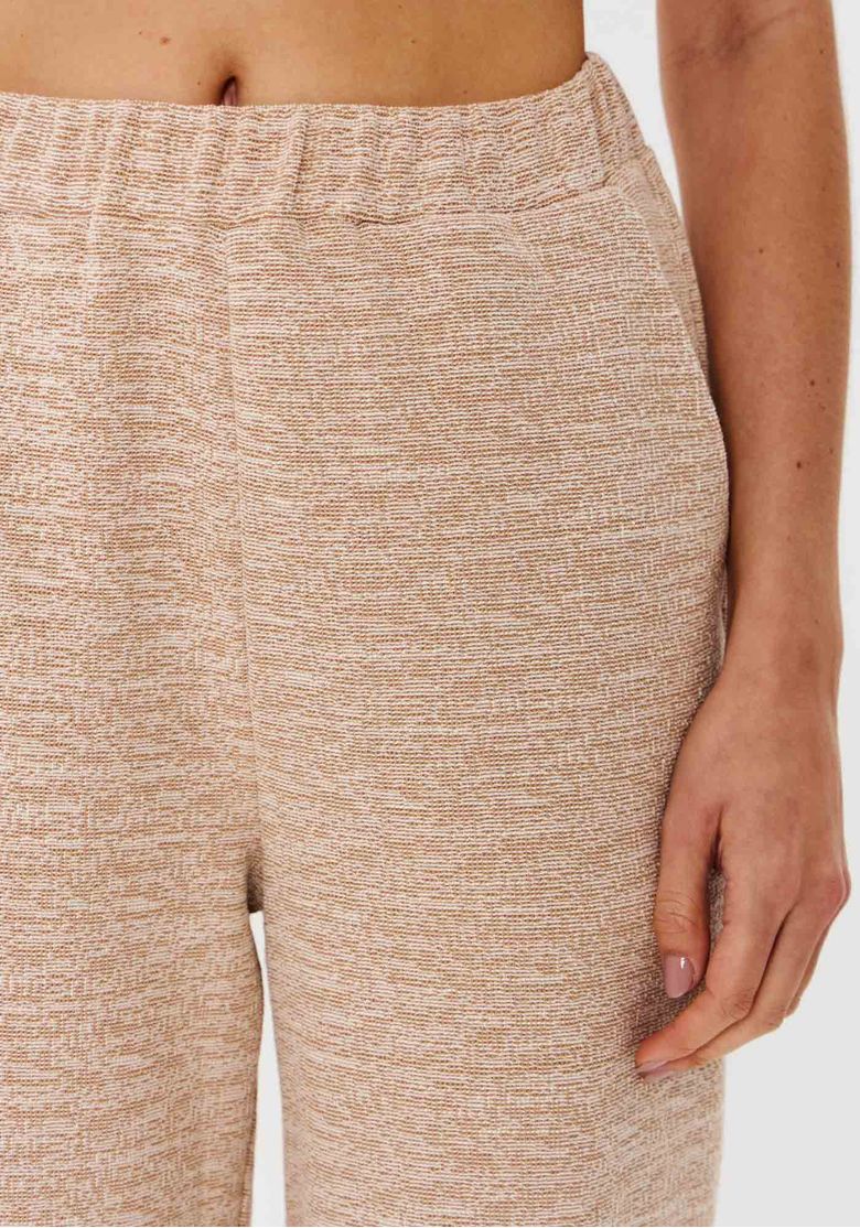Close-da-cintura-da-calca-de-moletom-bege-feminina-com-cos-elastico-e-cordao-ajustavel