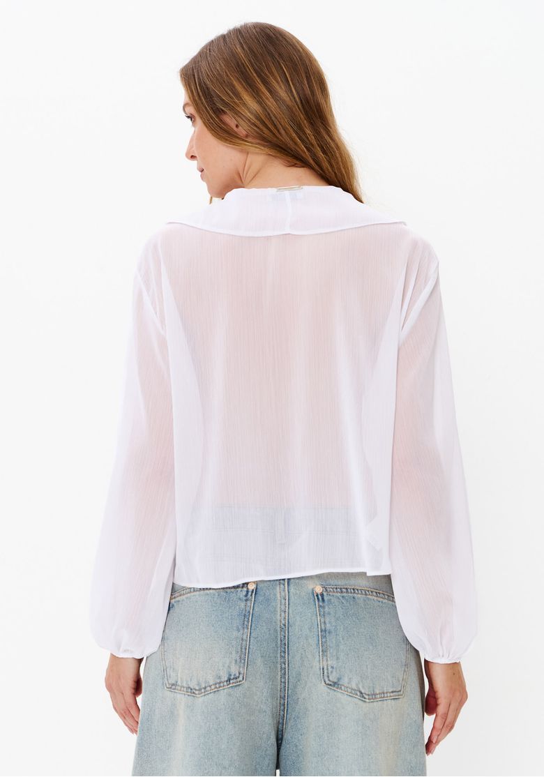Vista-traseira-da-blusa-branca-feminina-manga-longa-com-modelagem-ampla-e-tecido-leve-translucido