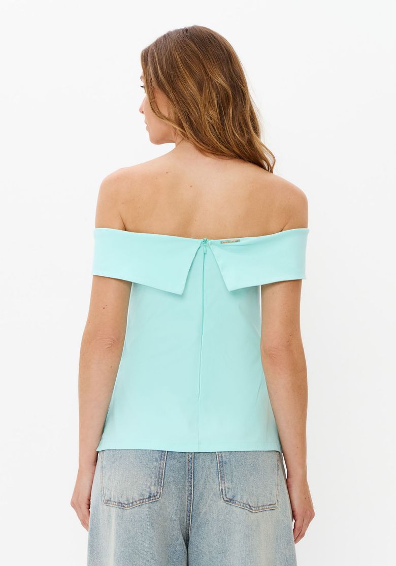 Vista-traseira-da-blusa-feminina-azul-ombro-a-ombro-com-ziper-nas-costas-e-barra-reta